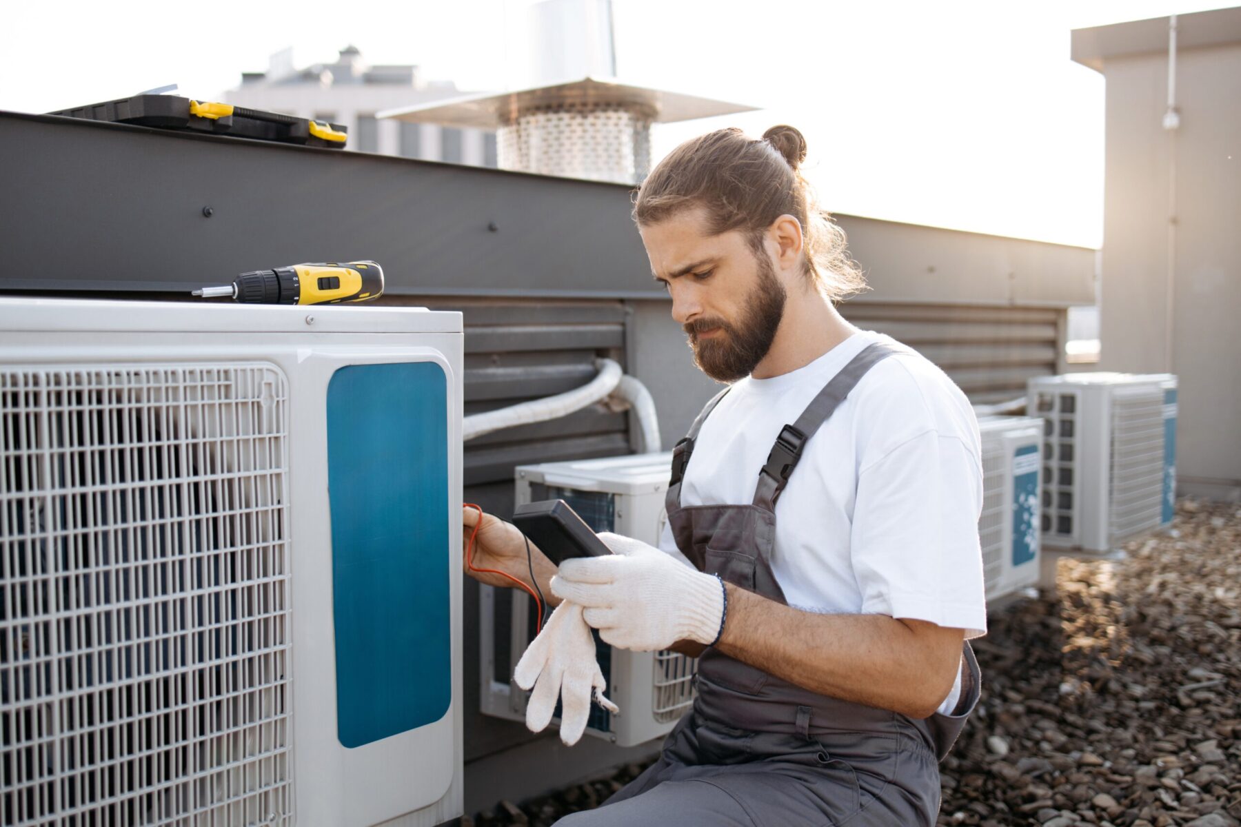Elektriker bei Installationsarbeiten im Bereich Energietechnik